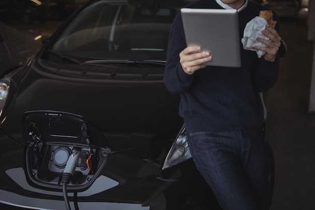 Каким образом Tesla поддерживает интерес клиентов к своим продуктам?